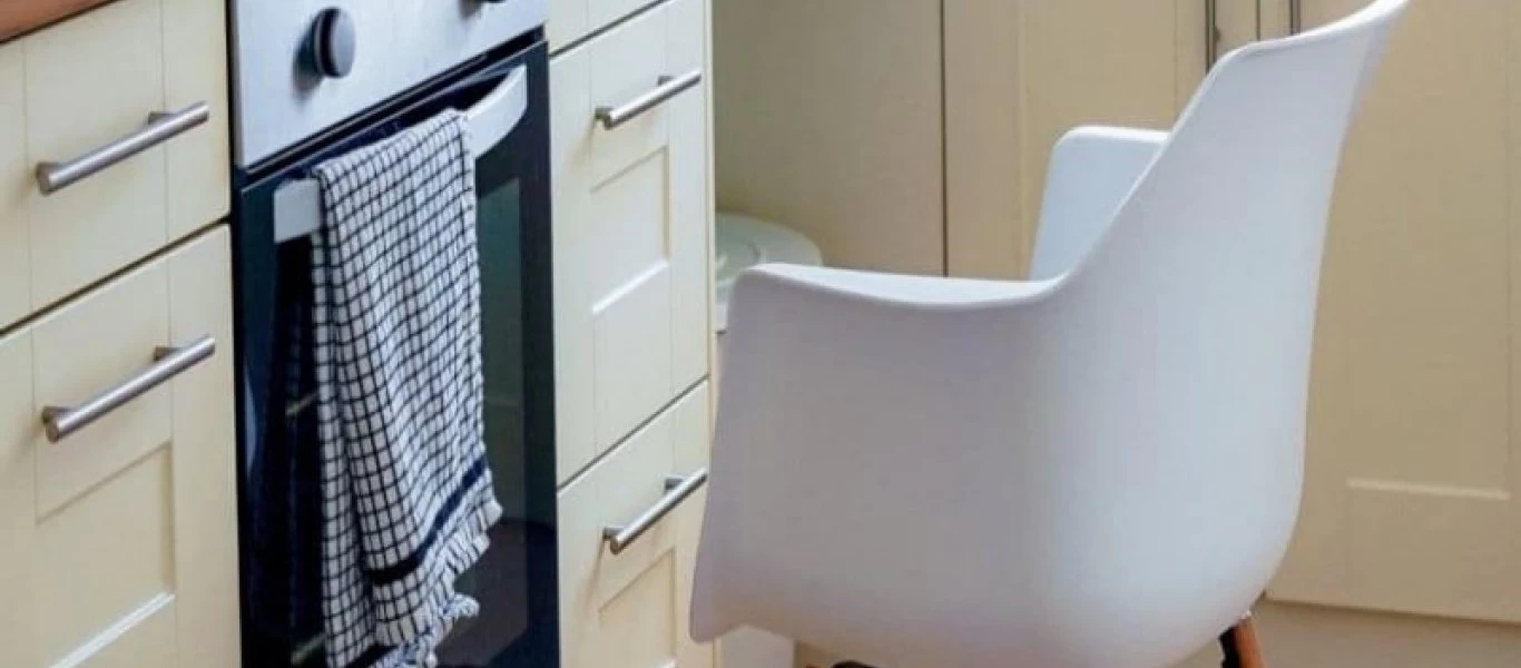 Δείτε γιατί δε πρέπει να κρεμάτε την πετσέτα της κουζίνας στο φούρνο